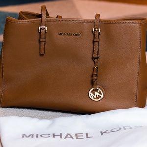 Michael Kors Jet Set Medium Saffiano Leather Top-Zip Tote Bag